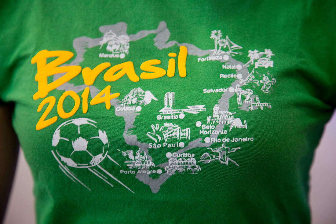 Frau trägt T-Shirt mit allen Spielstätten der FIFA Fußballweltmeisterschaft 2014 in Brasilien, Olinda, nahe Recife, Pernambuco, Brasilien, Südamerika