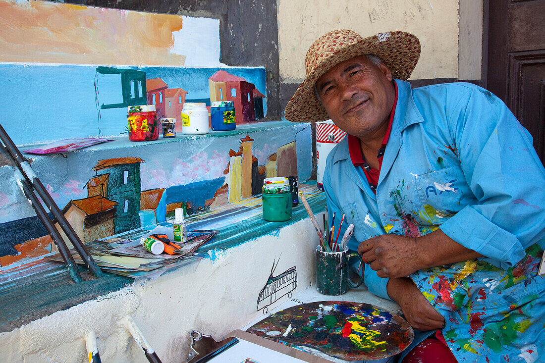 Der Künstler Marcus Caceres Morales bemalt die Stufen des Bellavista Hostel, Valparaiso, Valparaiso, Chile, Südamerika
