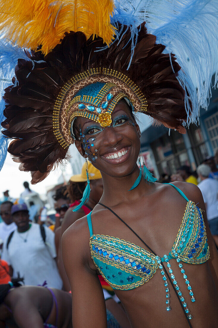 Frau im bunten Kostüm während einer Parade zur Eröffnung der Saison für den karibischen Karneval, St. John's, St. John, Antigua, Karibik