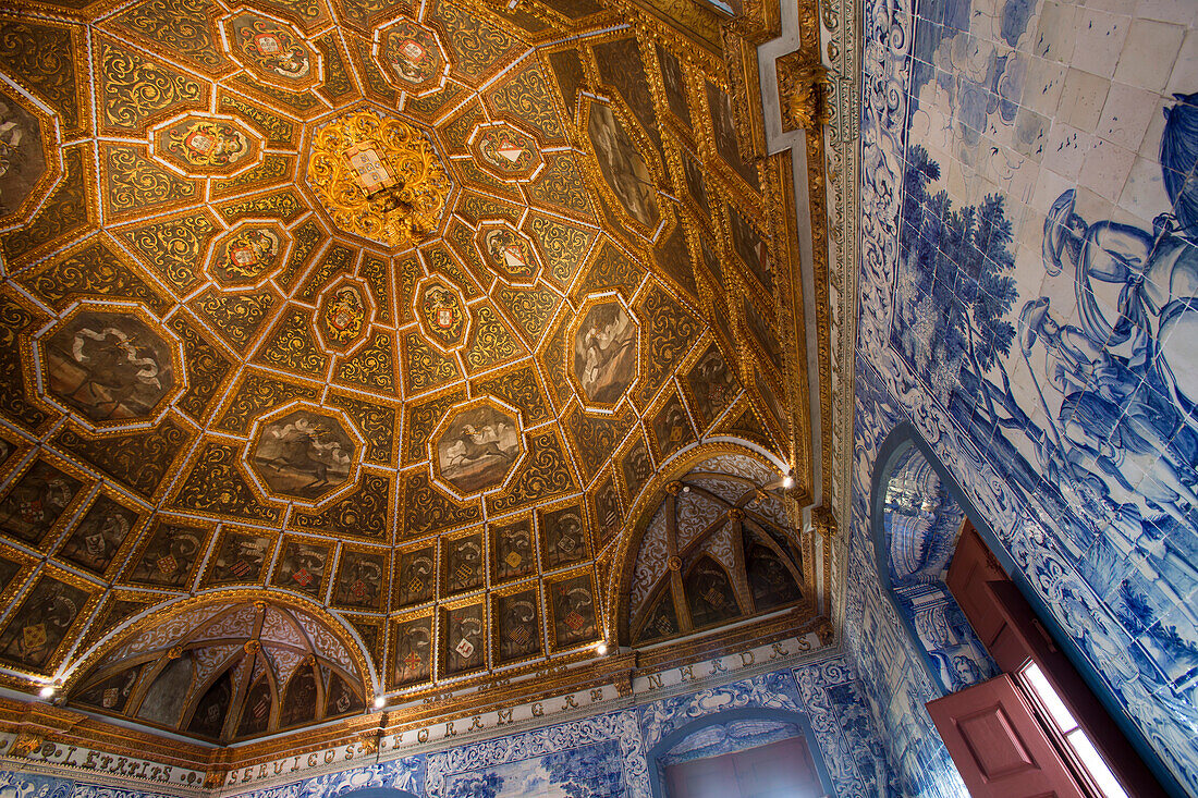 Azulejo Kacheln und verzierte Decke im Königspalast von Sintra (Nationalschloss), Palacio Nacional da Pena,  Sintra, Estremadura, Portugal