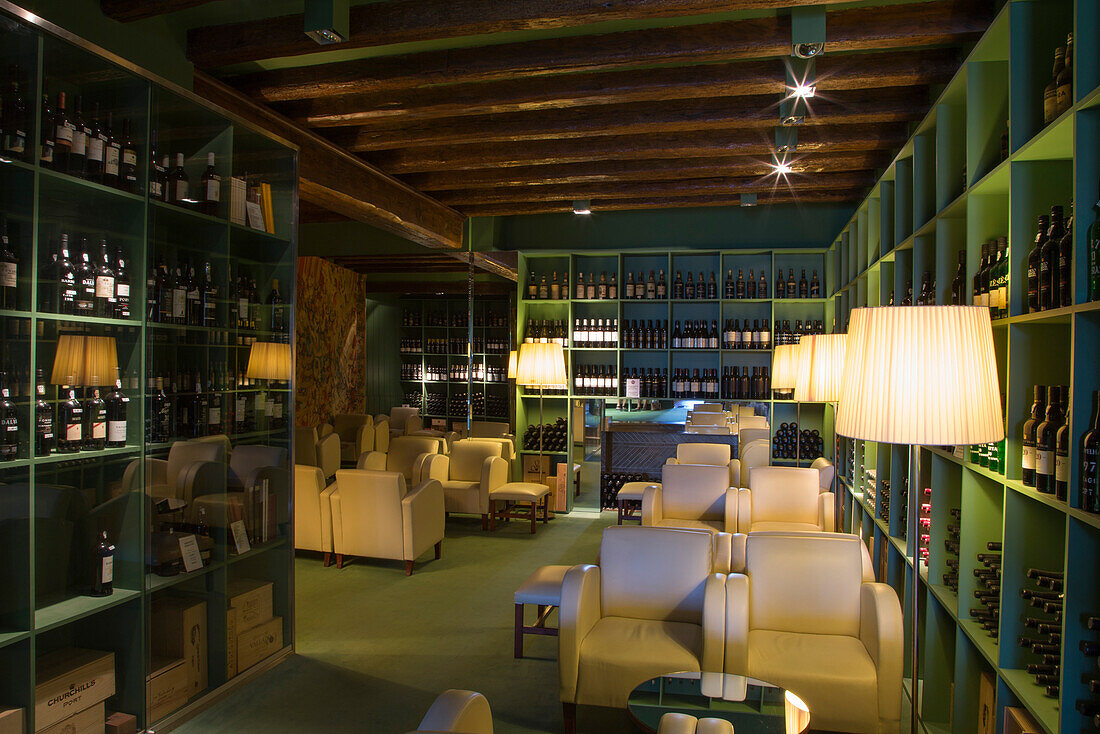 Eleganter Raum für Weinverkostung im Solar do Vinho do Porto im Stadtviertel Chiado, Lissabon, Portugal