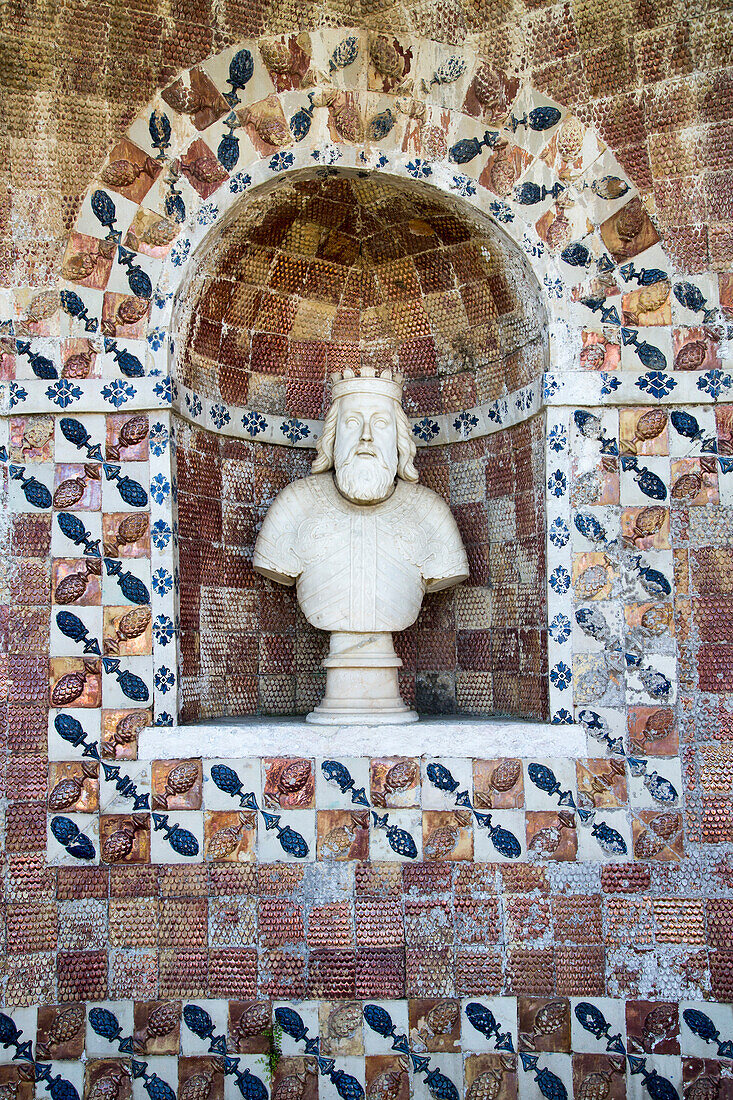 Skulptur eines Königs im Garten des Palast Palacio Marques da Fronteira, Lissabon, Portugal