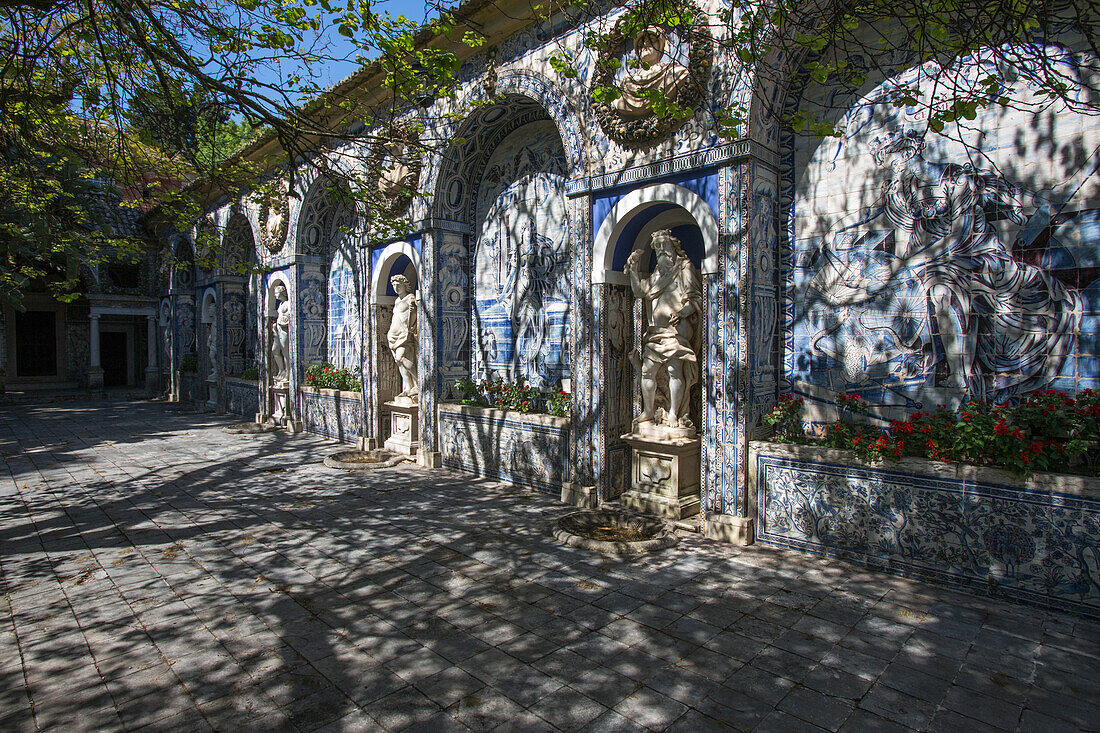 Statuen und Azulejo Kacheln am Palast Palacio Marques da Fronteira, Lissabon, Portugal
