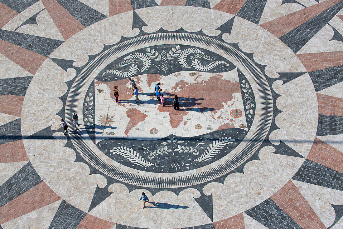Menschen auf einer riesigen Windrose mit Weltkarte, Blick vom Padrao dos Descobrimentos Denkmal zu Ehren der portugiesischen Entdecker, in Belem, Lissabon, Portugal