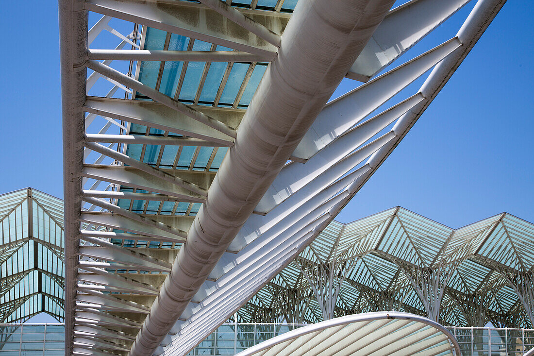 Bahnhof Gare do Oriente (vom spanischen Architekten Santiago Calatrava für die Expo 98 entworfen) im Parque das Nacoes (Park der Nationen), Lissabon, Portugal