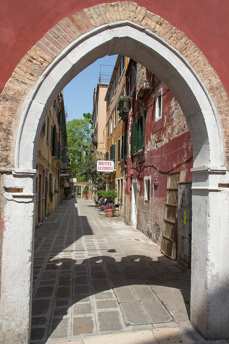 Blick zum Hotel Guerrini durch einen Torbogen in Cannaregio, Venedig, Venetien, Italien, Europa