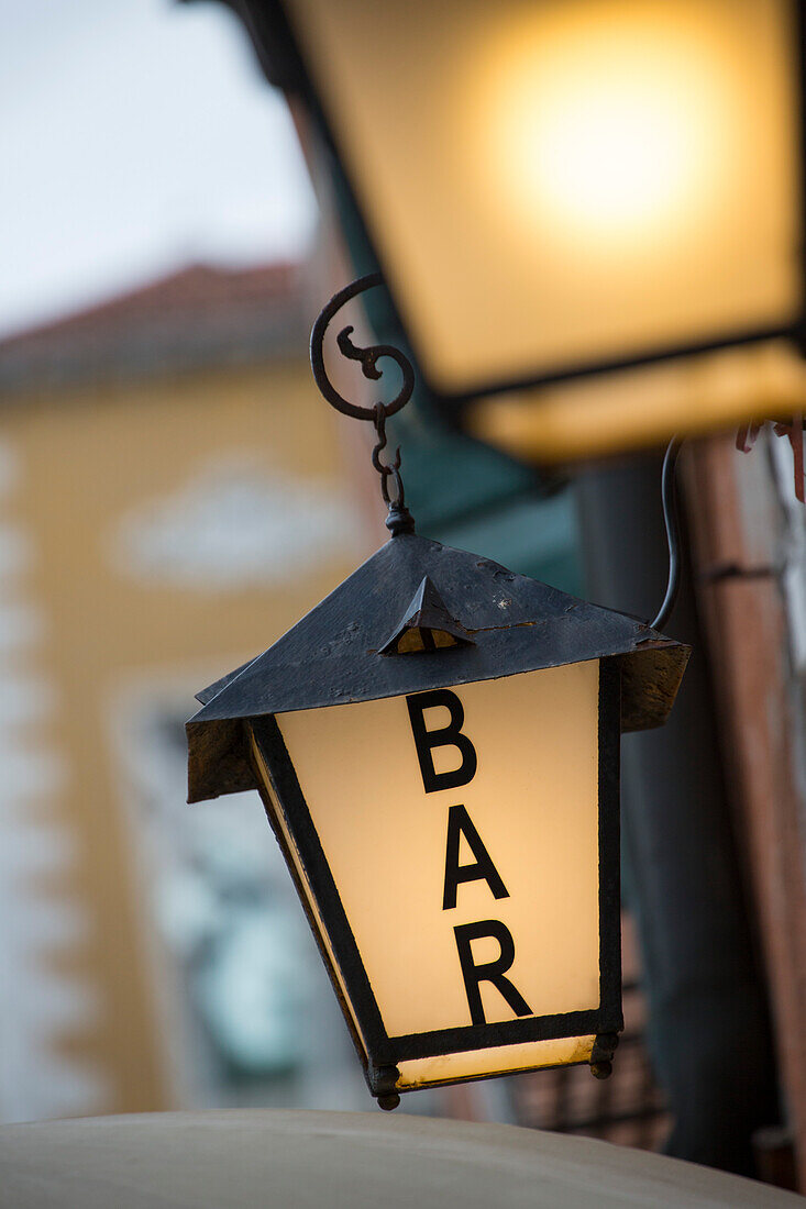 Lampe mit Schriftzug Bar am Hotel Galleria nahe der Brücke Ponte dell' Accademia, Venedig, Venetien, Italien, Europa