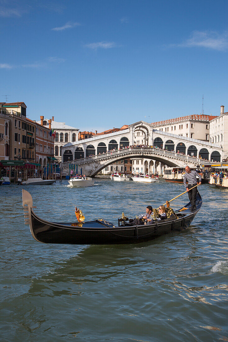 Junges Paar genießt Gondelfahrt auf dem Canal Grande nahe der Rialto Brücke, Venedig, Venetien, Italien