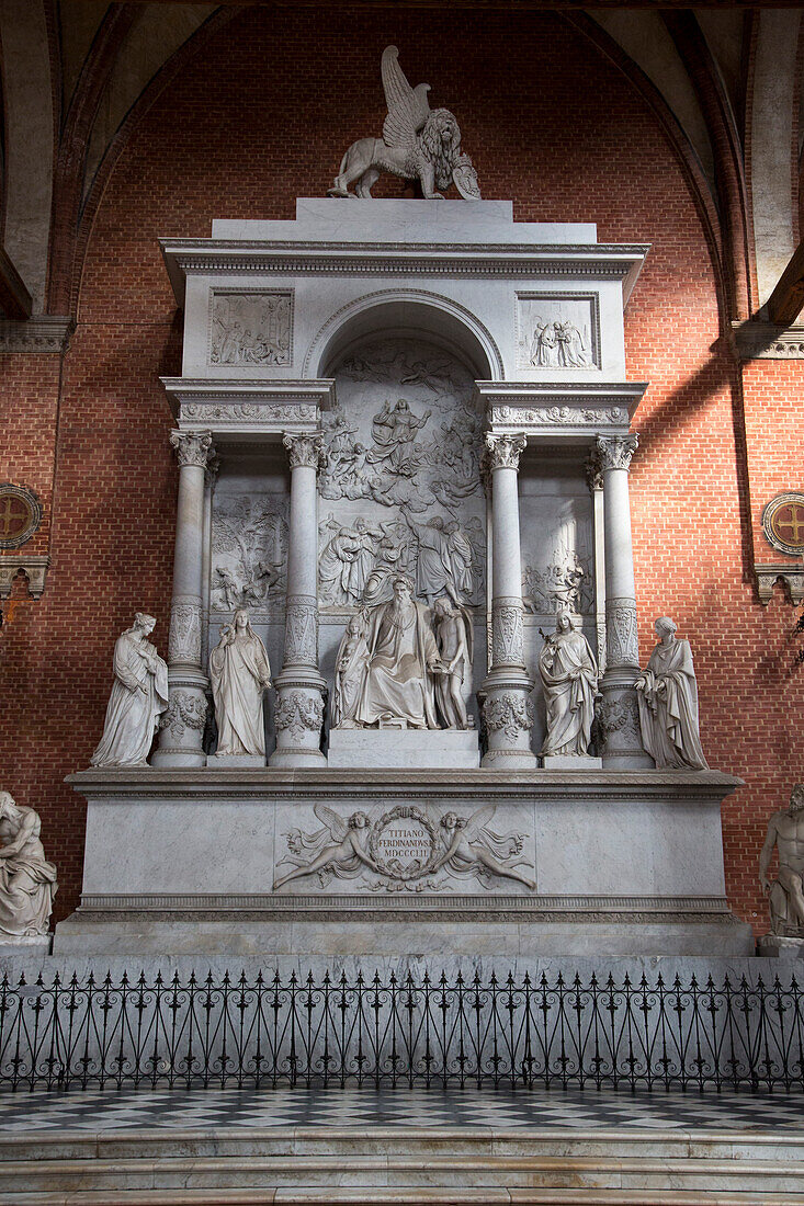 Grabmal von Tizian in der Kirche Chiesa di Santa Maria Gloriosa dei Frari, Venedig, Venetien, Italien