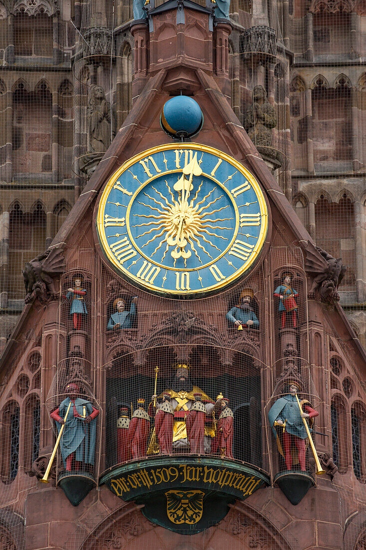 Uhr mit Männleinlaufen Figuren an der Frauenkirche am Hauptmarkt, Nürnberg, Franken, Bayern, Deutschland