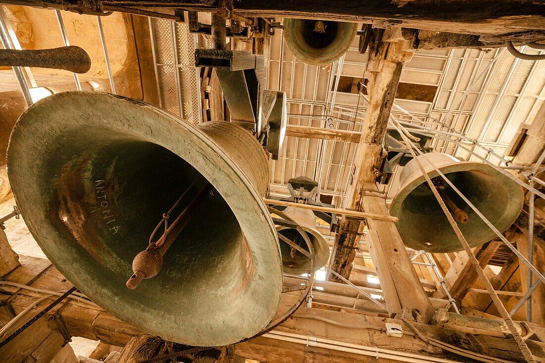 Glocken im Glockenturm des fünfzehnten Jahrhunderts, Kathedrale von Mallorca, XIII. Jahrhundert, Kunsthistorisch, Palma, Mallorca, Balearen, Spanien, Europa