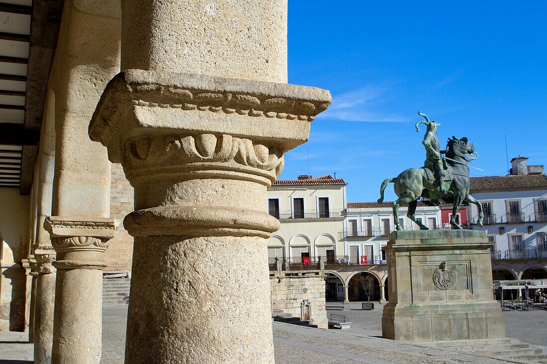 Typical arcade and equestrian statue of Francisco Pizarro in Main Square of Trujillo  Cáceres  Extremadura  Spain