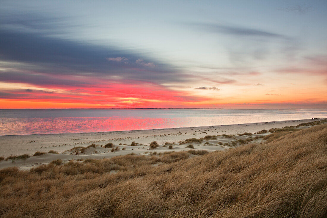 Sonnenaufgang am Strand, Halbinsel Ellenbogen, Insel Sylt, Nordsee, Nordfriesland, Schleswig-Holstein, Deutschland
