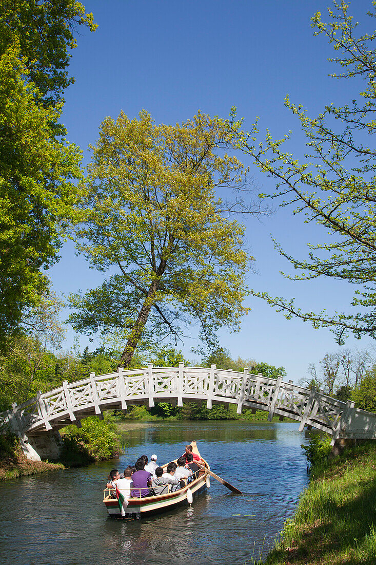 Bootsfahrt auf dem Kanal, Weisse Brücke, Wörlitz, UNESCO Welterbe Gartenreich Dessau-Wörlitz, Sachsen-Anhalt, Deutschland