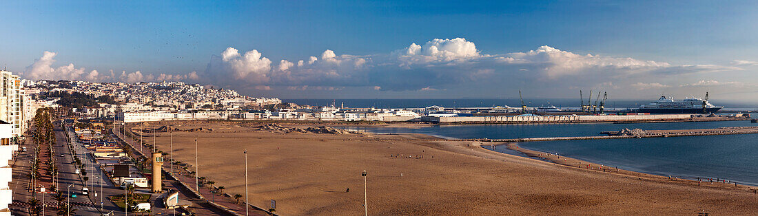 Panorama der Küste mit Blick auf die Strasse von Gibraltar, Tanger, Marokko