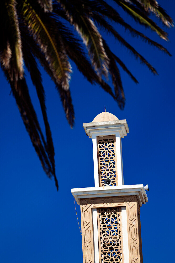 Minarett einer Moschee im Hafen von Tanger, Marokko