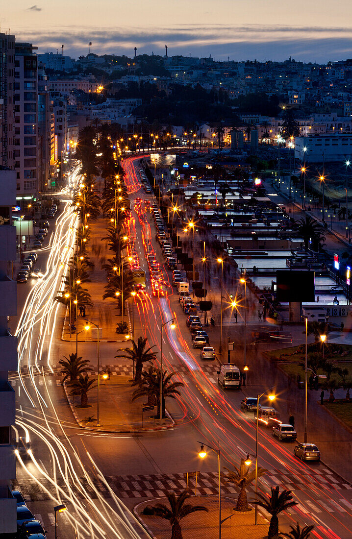 Avenue Mohamed VI im Abendlicht, Tanger, Marokko