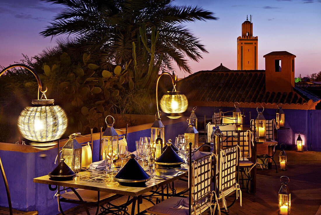 Beleuchtete Dachterrasse mit Esstisch, Riad Farnatchi, Marrakesch, Marokko