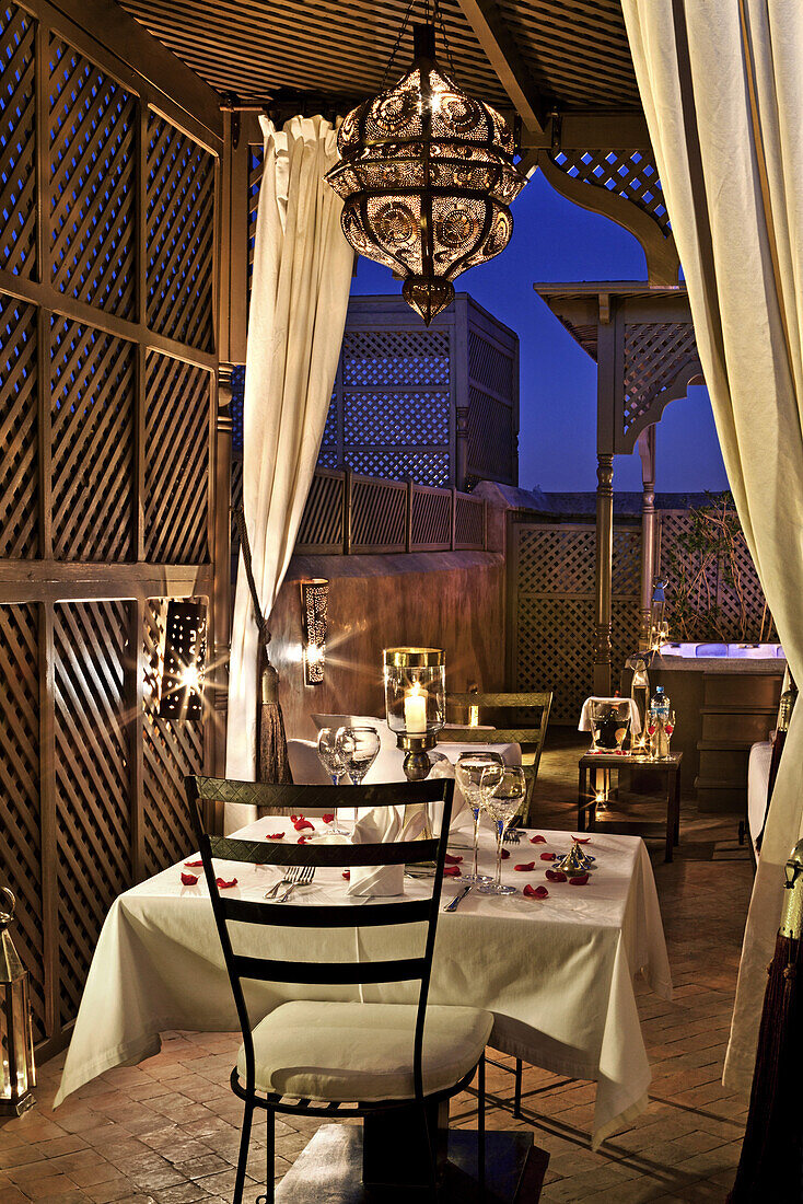 Abendessen auf dem Privatbalkon, Zebra-Zimmer, Riad Noir D'Ivoire, Marrakesch, Marokko