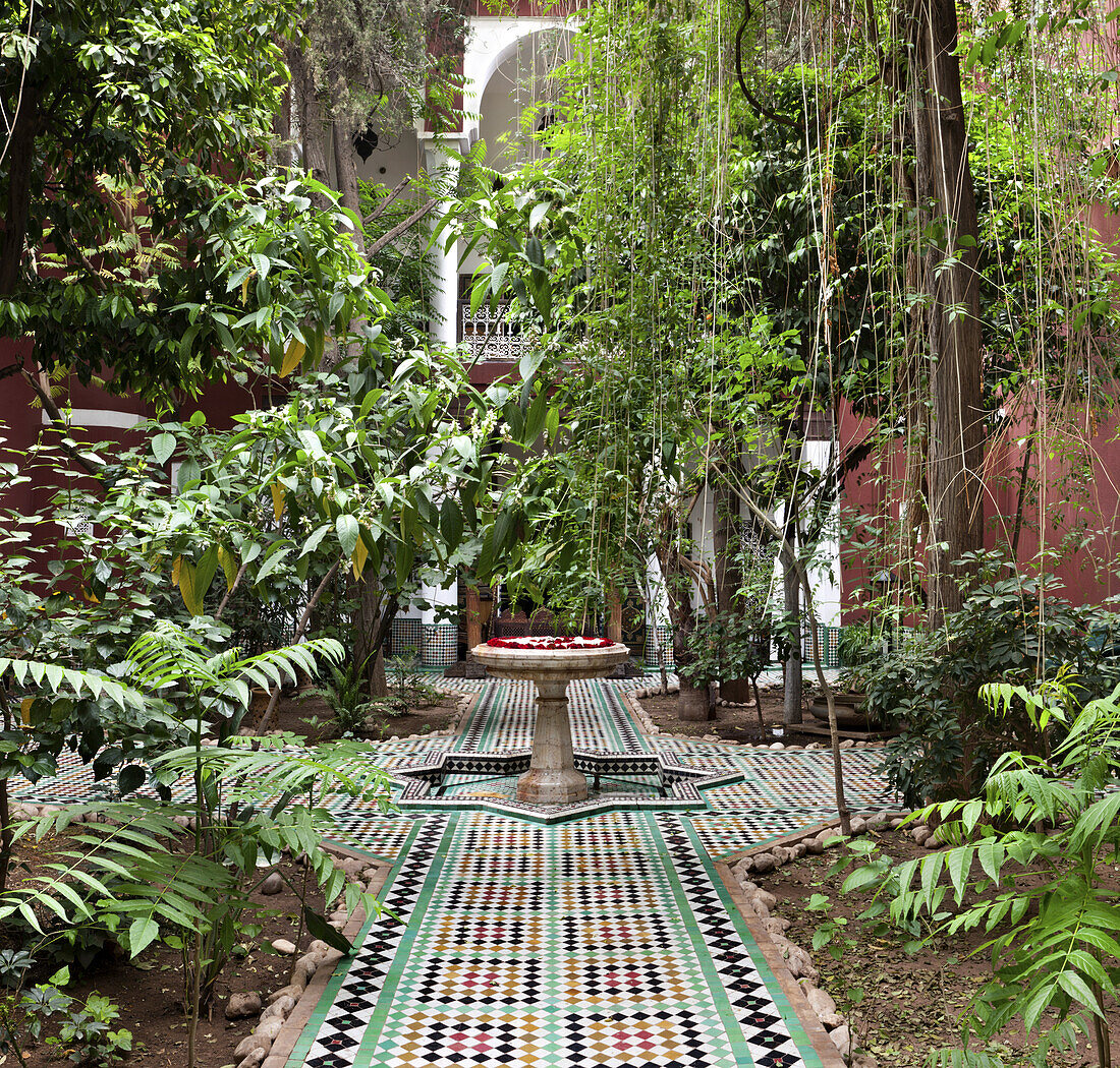 Innenhof mit Brunnen, Riad Kaiss, Marrakesch, Marokko