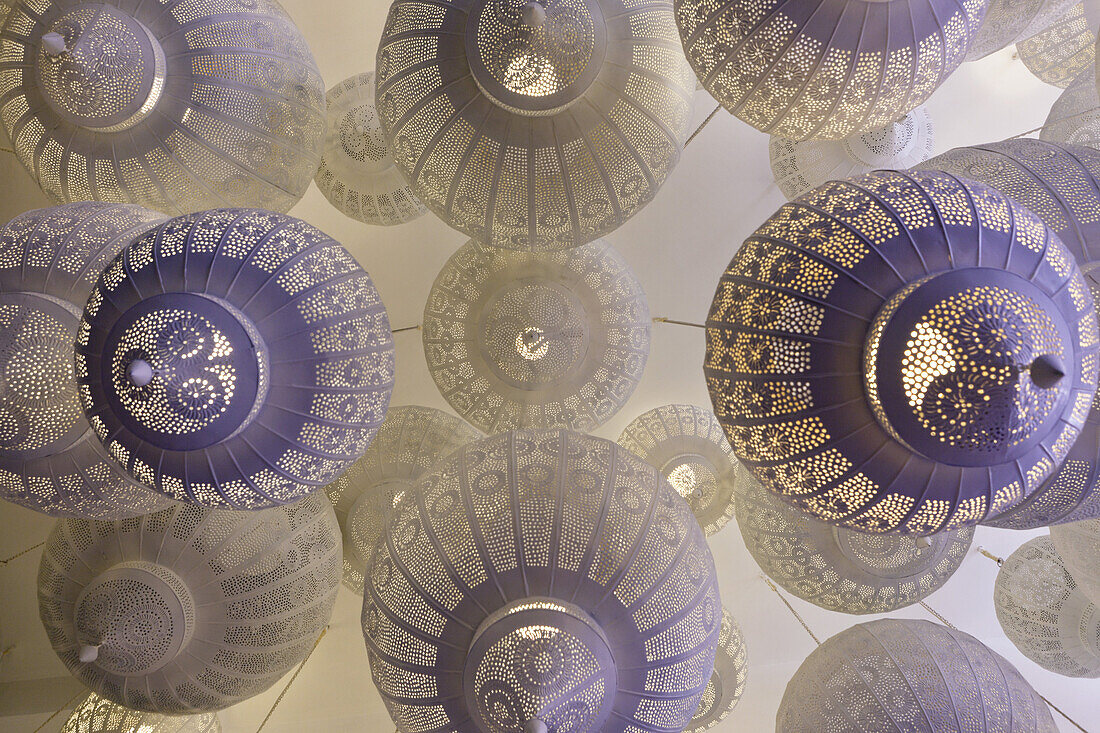 Lampen hängen von der Decke eines Ladens, Gueliz, Marrakesch, Marokko