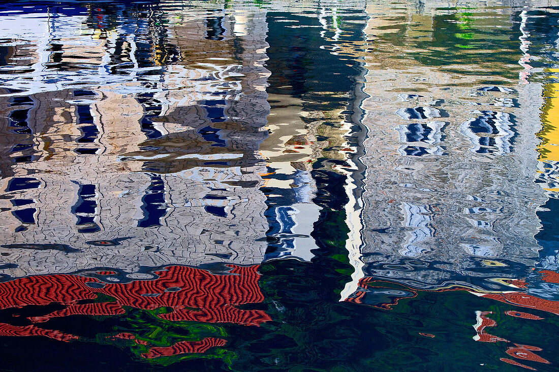 Spiegelung von Häusern im Wasser, Hvar, Dalmatien, Kroatien