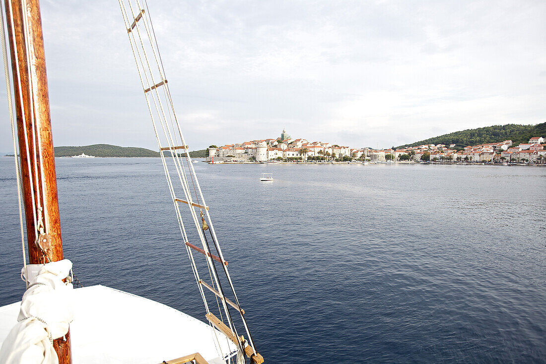 Blick von einem Segelboot auf eine Hafenstadt, Hvar, Dalmatien, Kroatien
