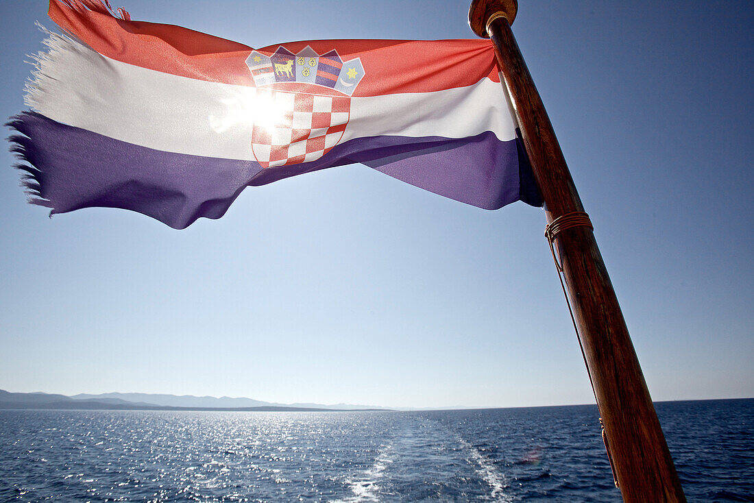 Flagge Kroatiens an einem Segelboot, Hvar, Dalmatien, Kroatien