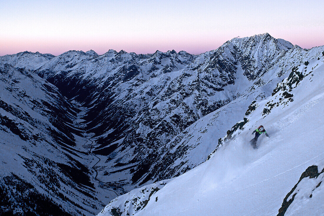 Junger Snowboarder fährt einen steilen Hang herunter, Pitztal, Tirol, Österreich