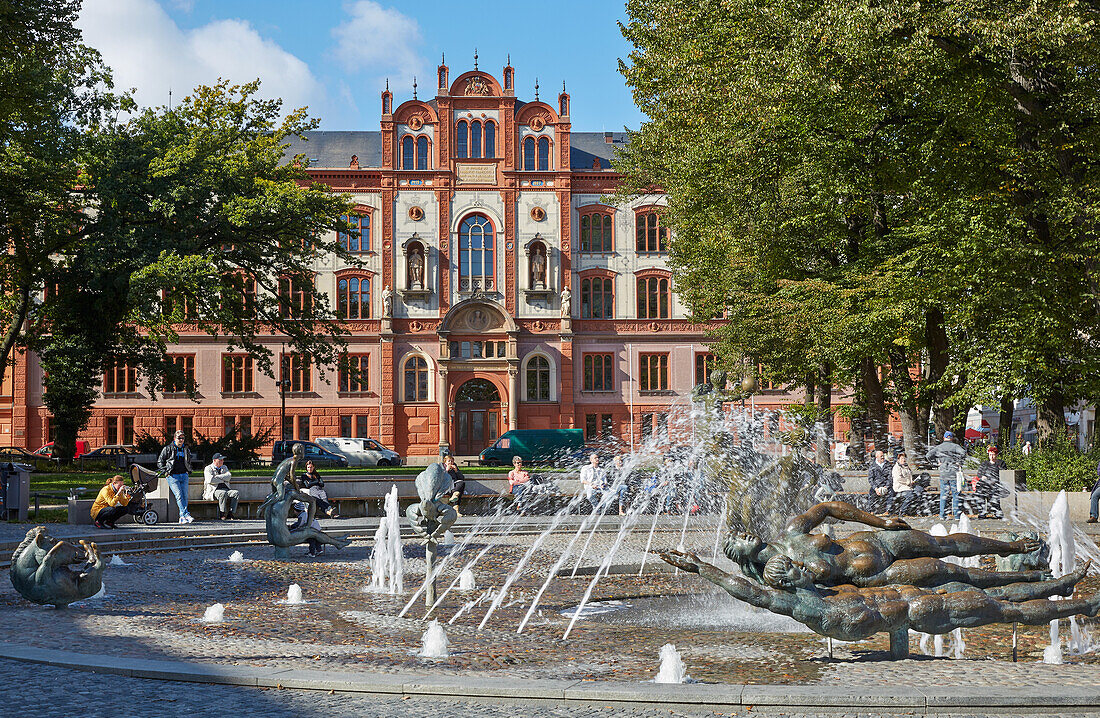 Brunnen der Lebensfreude und Universität, Hansestadt Rostock, Mecklenburg-Vorpommern, Deutschland