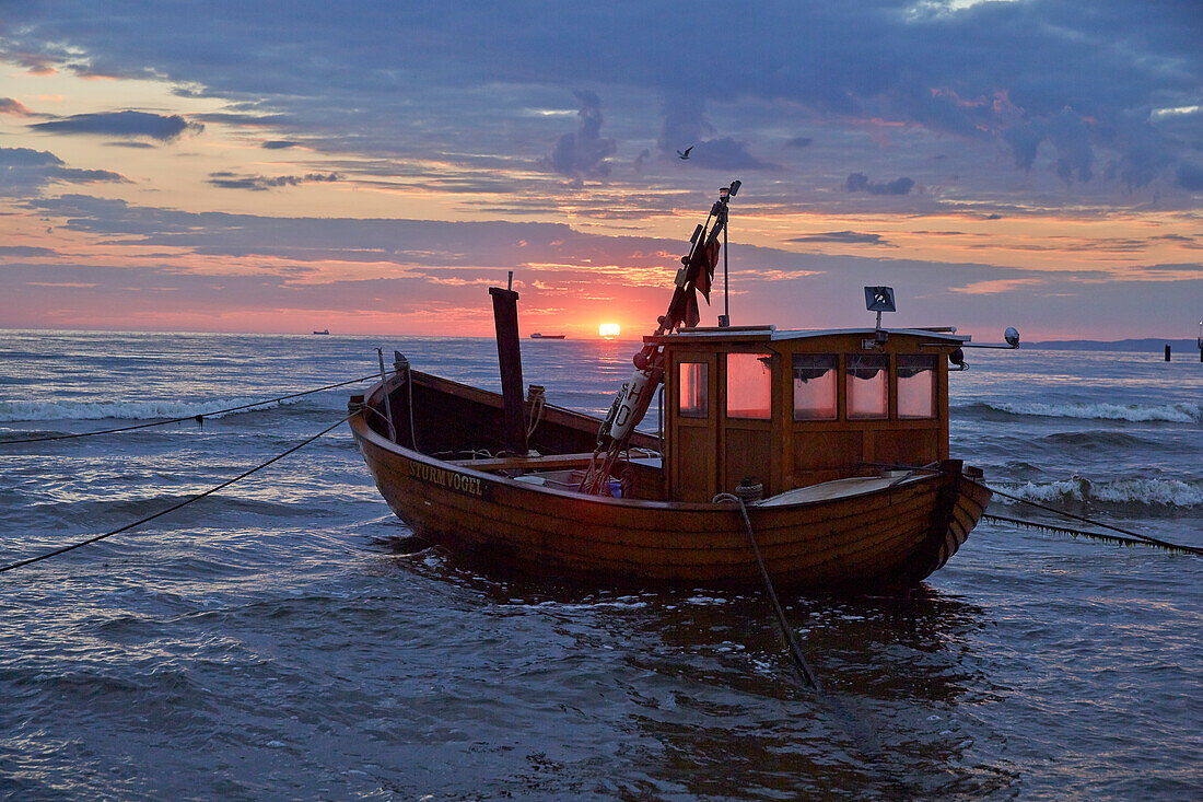 Fischkutter am Ostseestrand bei Ahlbeck, Insel Usedom, Mecklenburg-Vorpommern, Deutschland