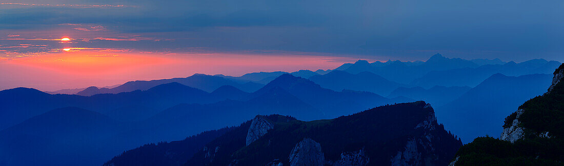 Panorama der Benediktenwand mit Achselköpfe und Mangfallgebirge mit Breitenstein und Wendelstein, Bayerische Voralpen, Oberbayern, Bayern, Deutschland