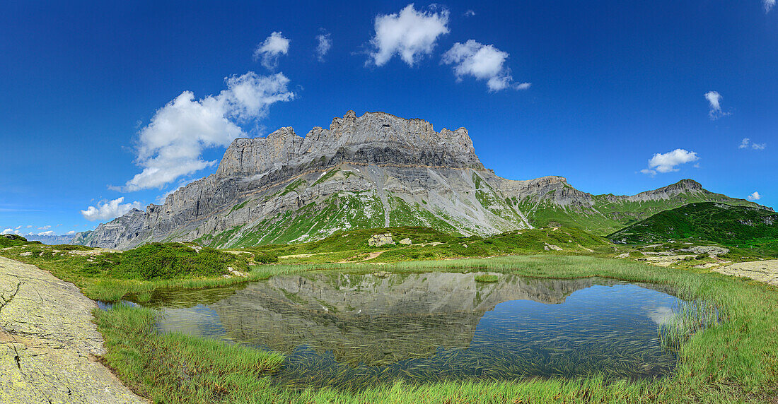 Blick über Lac de Pormenaz auf Rochers des Fiz, Naturpark Passy, Departement Haute-Savoie, Rhone-Alpes, Frankreich