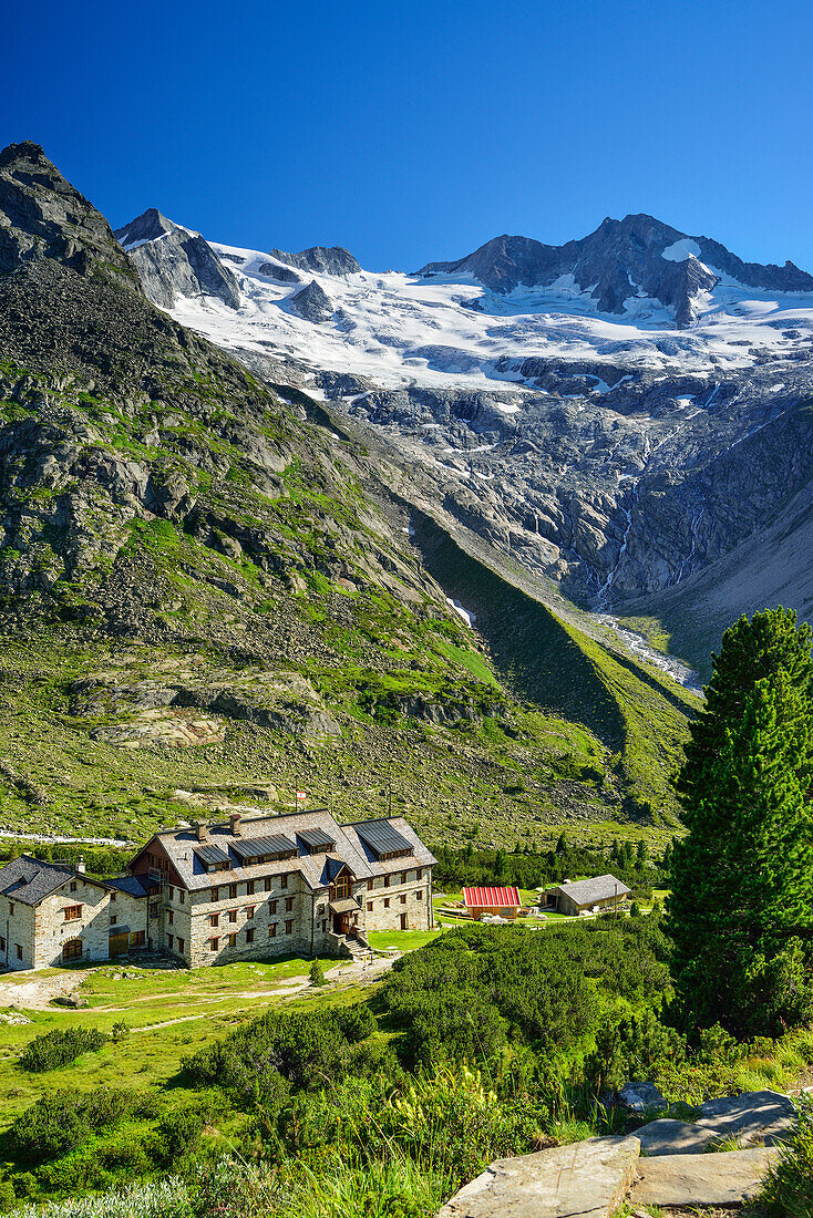 Hut Berliner Huette in front of Rossruggspitze and Grosser Moeseler, Zillertal Alps, valley Zillertal, Tyrol, Austria