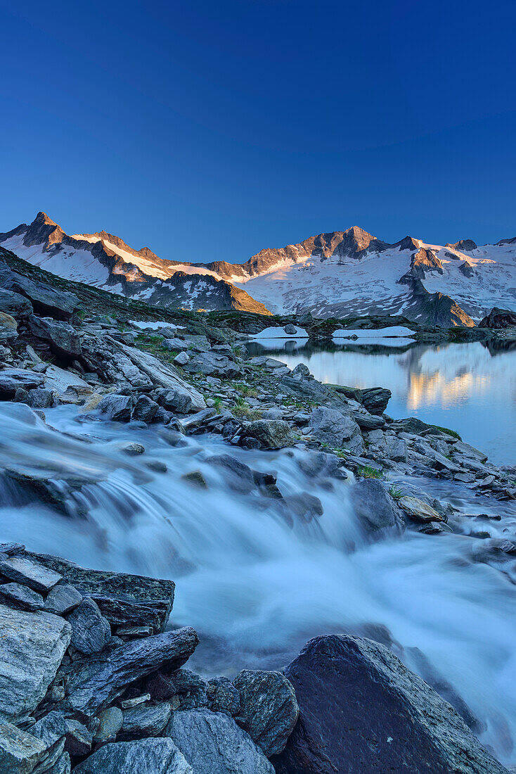 Bergbach fließt in Schwarzsee, Dritte Hornspitze und Turnerkamp im Hintergrund, Zillertaler Alpen, Zillertal, Tirol, Österreich