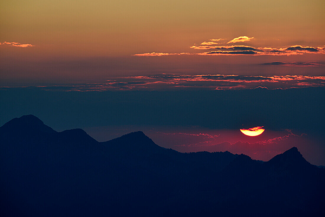 Blick vom Stripsenkopf auf Großer Traithen und Brünnstein am Abend, Zahmer Kaiser, Kaisergebirge, Tirol, Österreich
