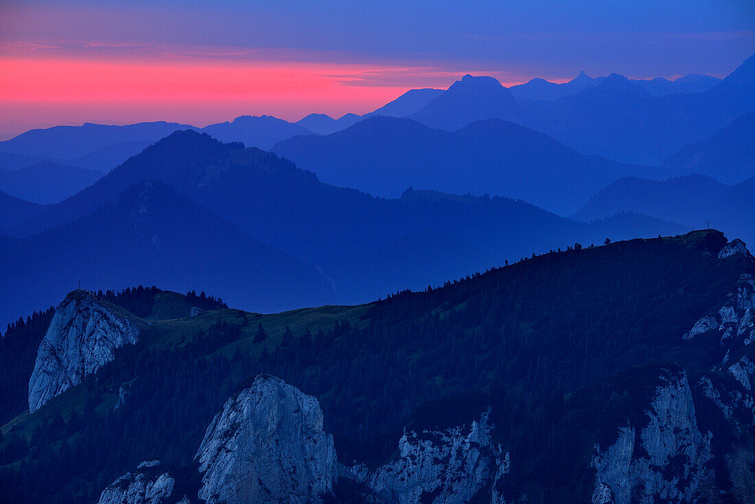 Blick von der Benediktenwand auf Achselköpfe und Mangfallgebirge mit Breitenstein und Hochsalwand, Bayerische Voralpen, Oberbayern, Bayern, Deutschland