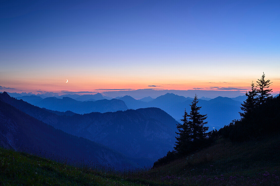 View from mount Stripsenkopf over mountain scenery in the evening, Zahmer Kaiser, Kaiser mountain range, Tyrol, Austria