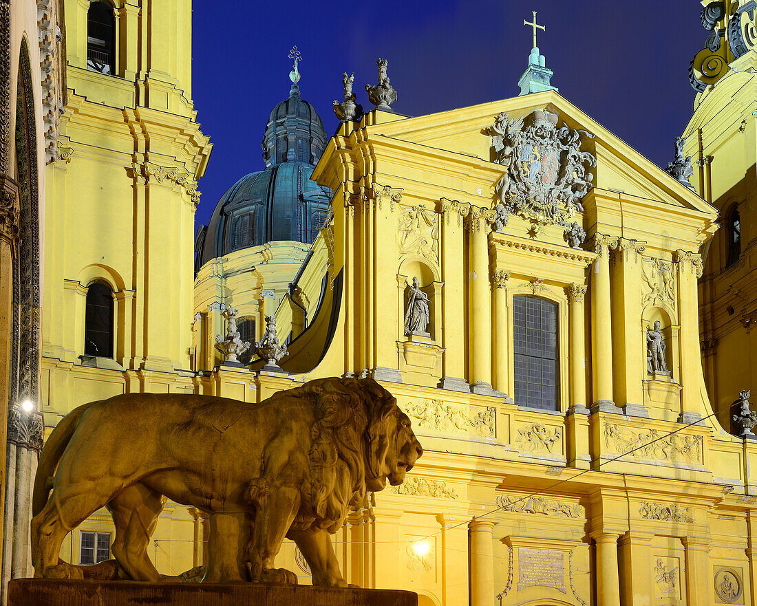 Beleuchtete Theatinerkirche, Odeonsplatz, München, Oberbayern, Bayern, Deutschland