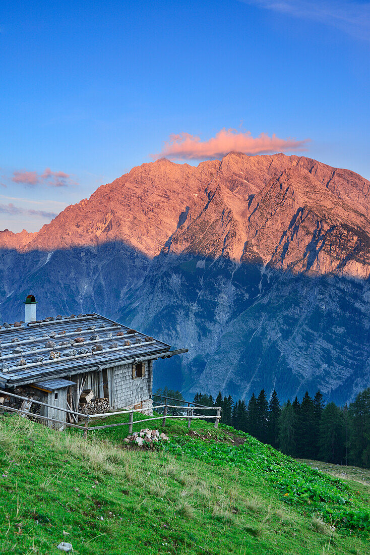 Almhütte vor Watzmann mit Watzmann-Ostwand, Jenner, Nationalpark Berchtesgaden, Berchtesgadener Alpen, Oberbayern, Bayern, Deutschland
