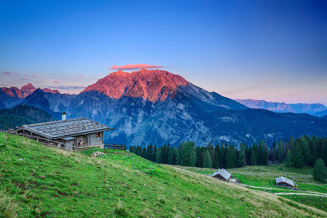 Almhütte vor Hundstod und Watzmann mit Watzmann-Ostwand, Jenner, Nationalpark Berchtesgaden, Berchtesgadener Alpen, Oberbayern, Bayern, Deutschland