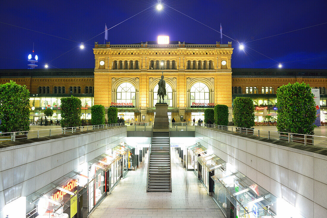 Beleuchteter Hauptbahnhof bei Nacht, Hannover, Niedersachsen, Deutschland