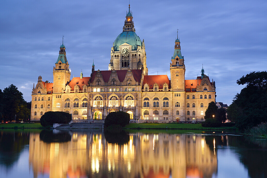 View over lake Maschsee to illuminated New Town Hall, Hanover, Lower Saxony, Germany