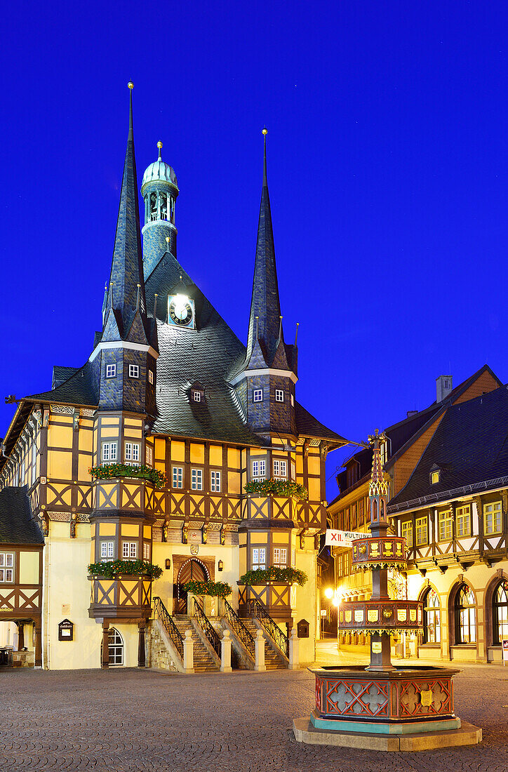 Blick über Marktplatz auf beleuchtetes Rathaus, Wernigerode, Sachsen-Anhalt, Deutschland