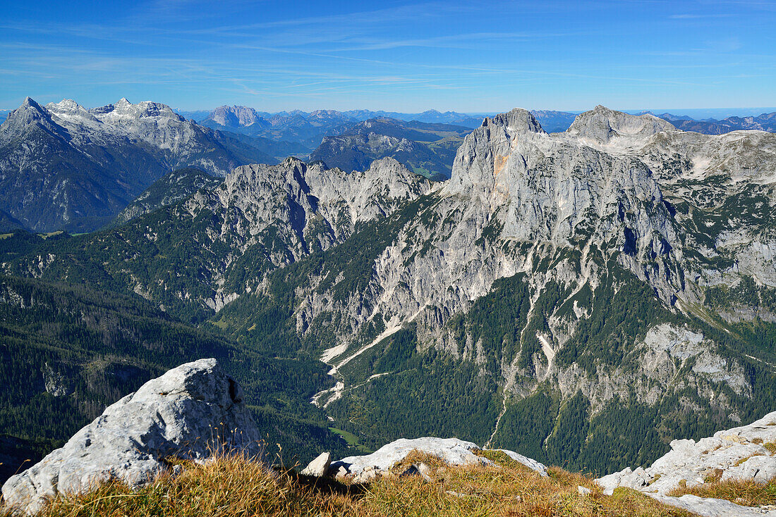 Blick vom Hochkalter auf Loferer Steinberge, Kaisergebirge und Reiter Alm, Nationalpark Berchtesgaden, Berchtesgadener Alpen, Oberbayern, Bayern, Deutschland