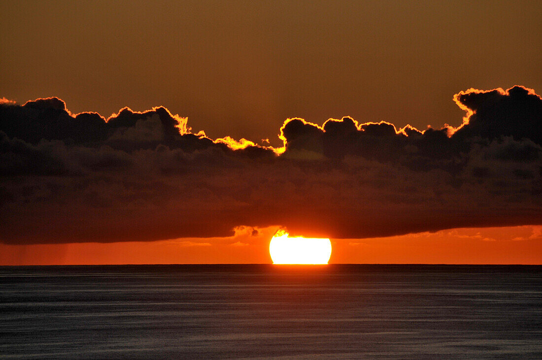 Sonnenaufgang in Praia da Vitoria, Insel Terceira, Azoren, Portugal