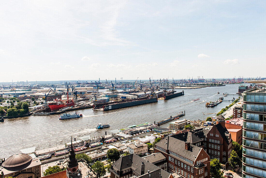 Blick auf den Hamburger Hafen mit Blohm und Voss und den Landungsbrücken, Hamburg, Deutschland