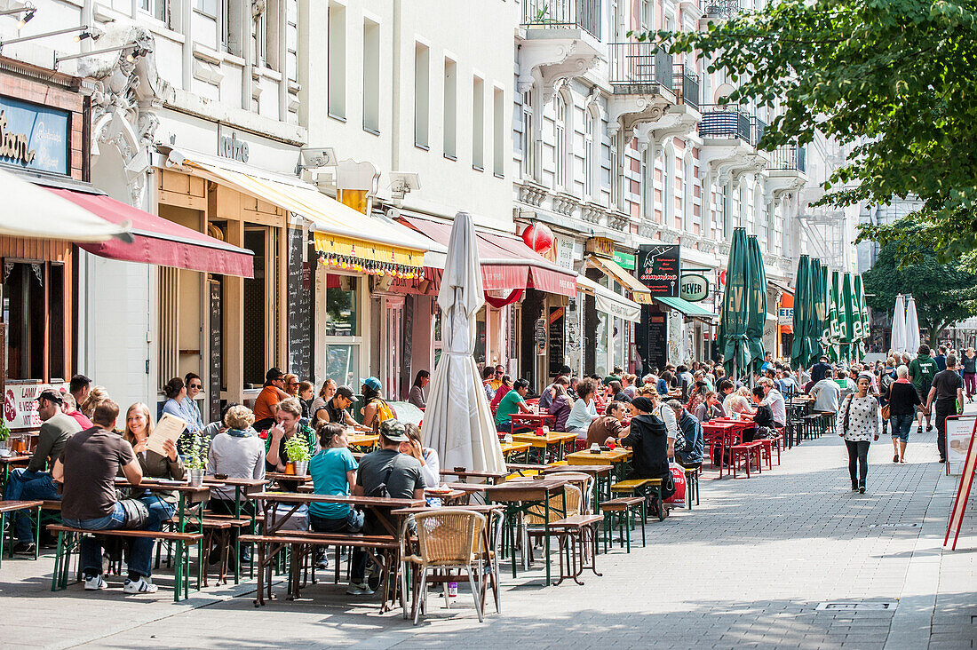 Menschen sitzen in Straßencafes, Schanzenviertel Hamburg, Hamburg, Deutschland