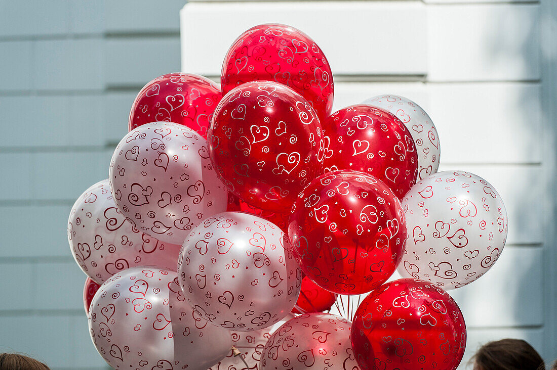 Rote und weiße Luftballons mit Herzen, Hamburg, Deutschland