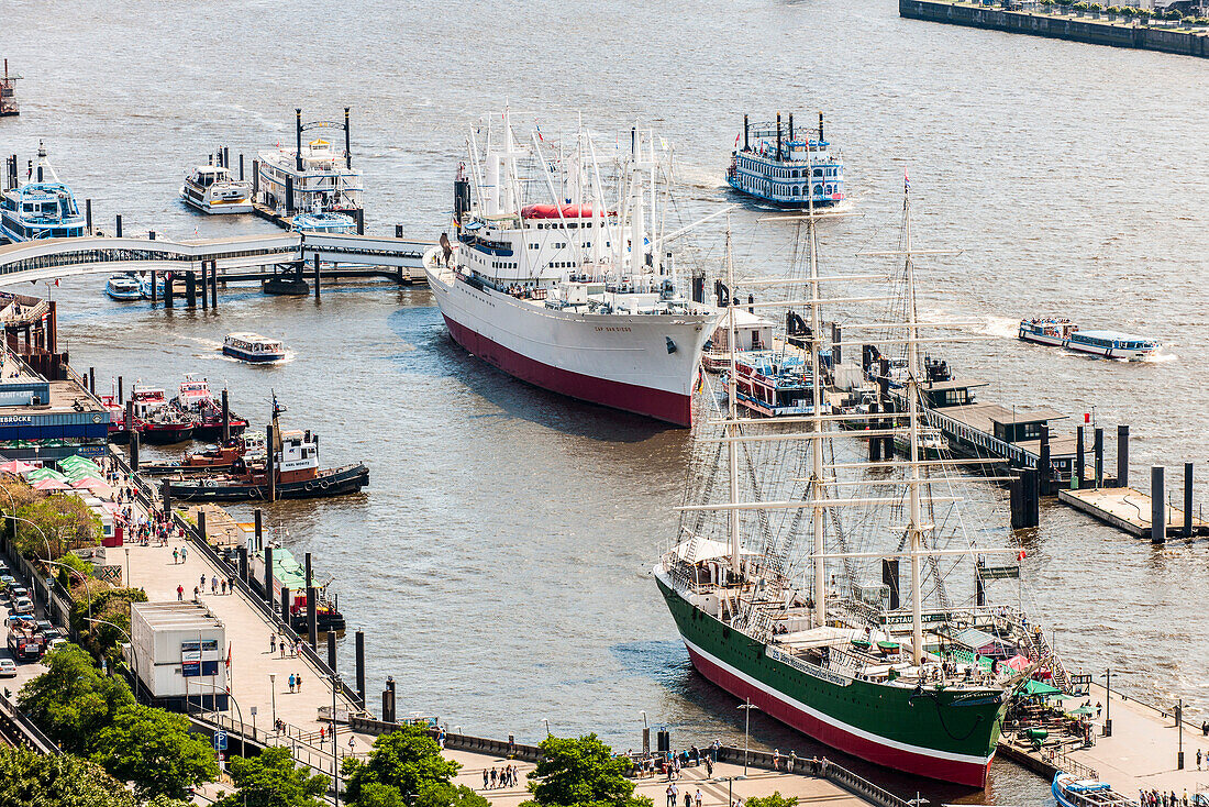 Blick auf die Rickmer Rickmers und Cap San Diego im Hamburger Hafen, Landungsbrücken Hamburg, Deutschland
